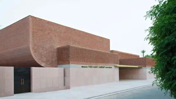 Das Musée Yves Saint Laurent in Marrakesch, ein Meisterwerk aus Ziegeln und Stein, lädt zu einer Reise durch die Mode ein.