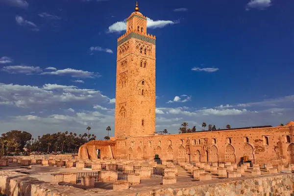Der Koutoubia-Minarett in Marrakesch, ein Zeugnis der reichen Geschichte Marokkos. Die Frage, wie alt ist Marokko, wird durch solche Bauwerke beantwortet.