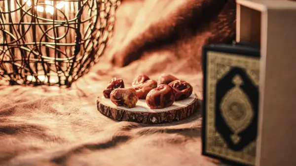 Datteln und ein Koran symbolisieren das Ende des Ramadan. So feiert man warum feiert man zuckerfest.