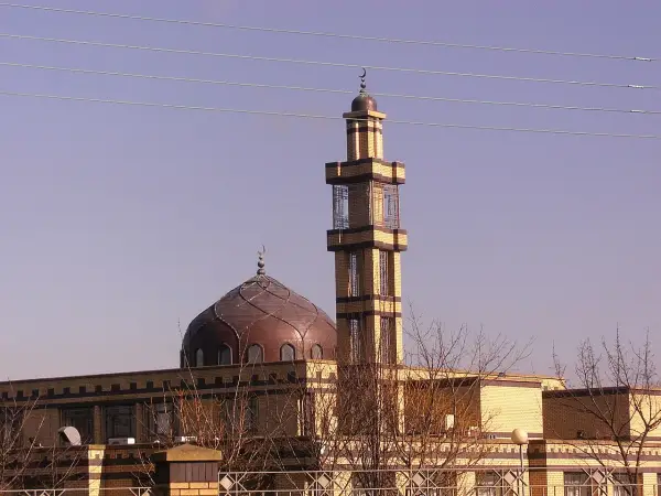 Moschee mit Kuppel und Minarett, ein Ort der Ruhe, wie sure 2 vers 216 lehrt.